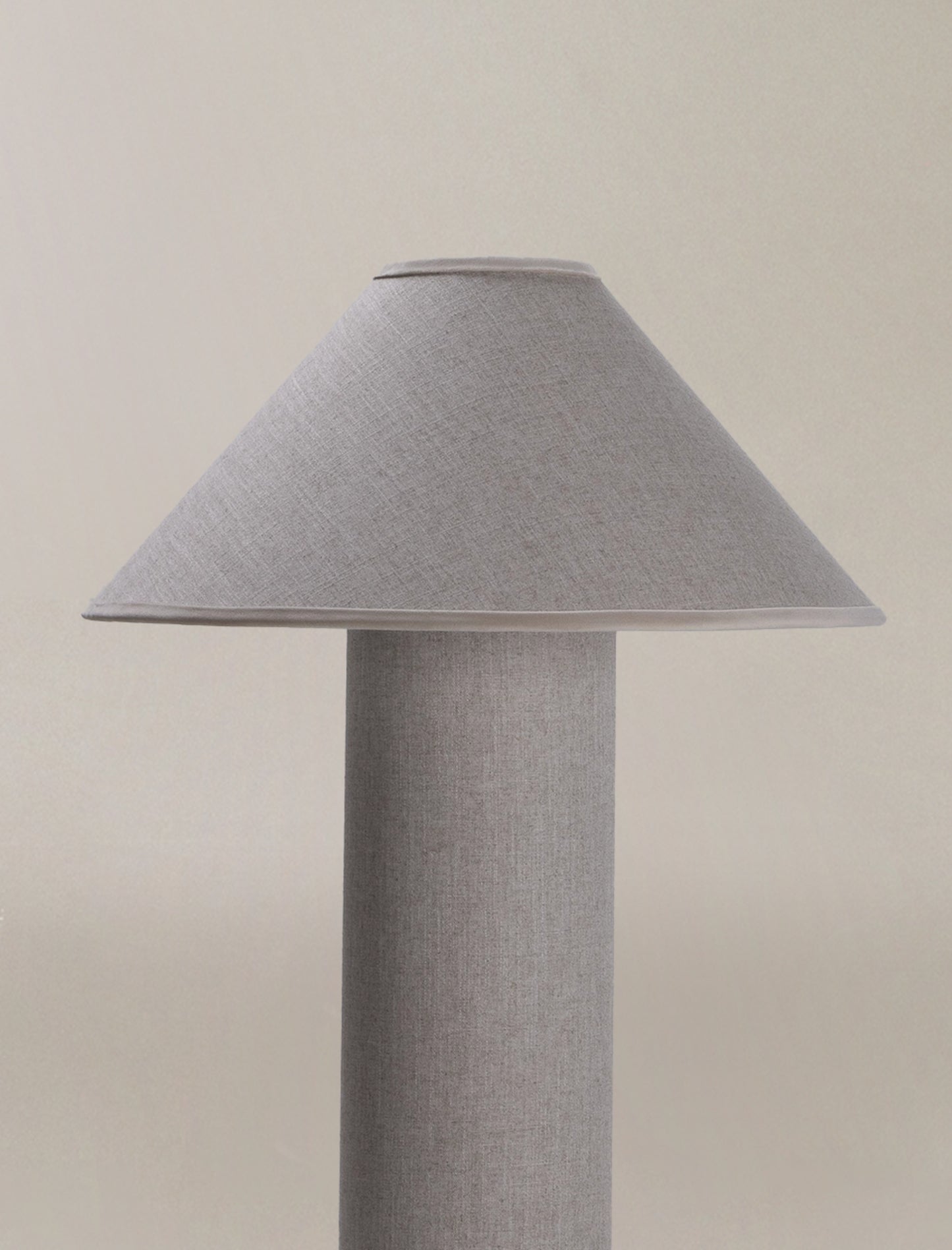 The COLUMN floor lamp in linen