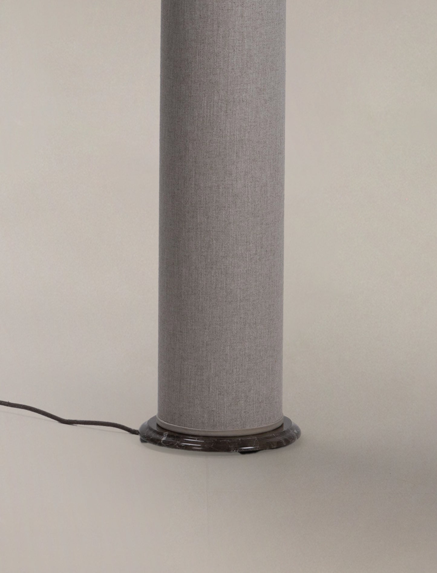 The COLUMN floor lamp in linen