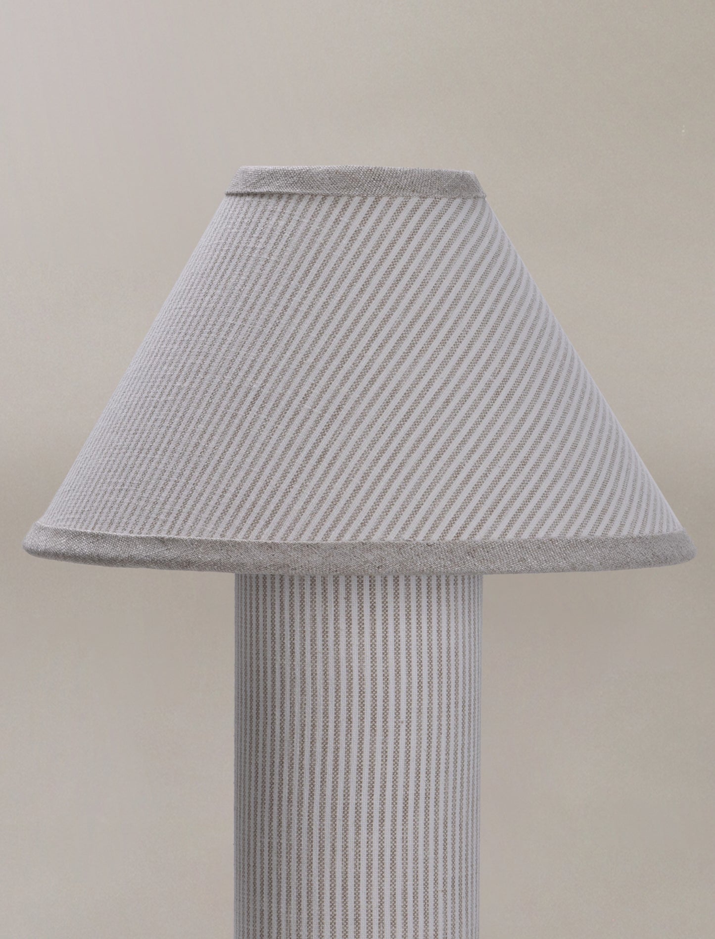 The little COLUMN table lamp in linen