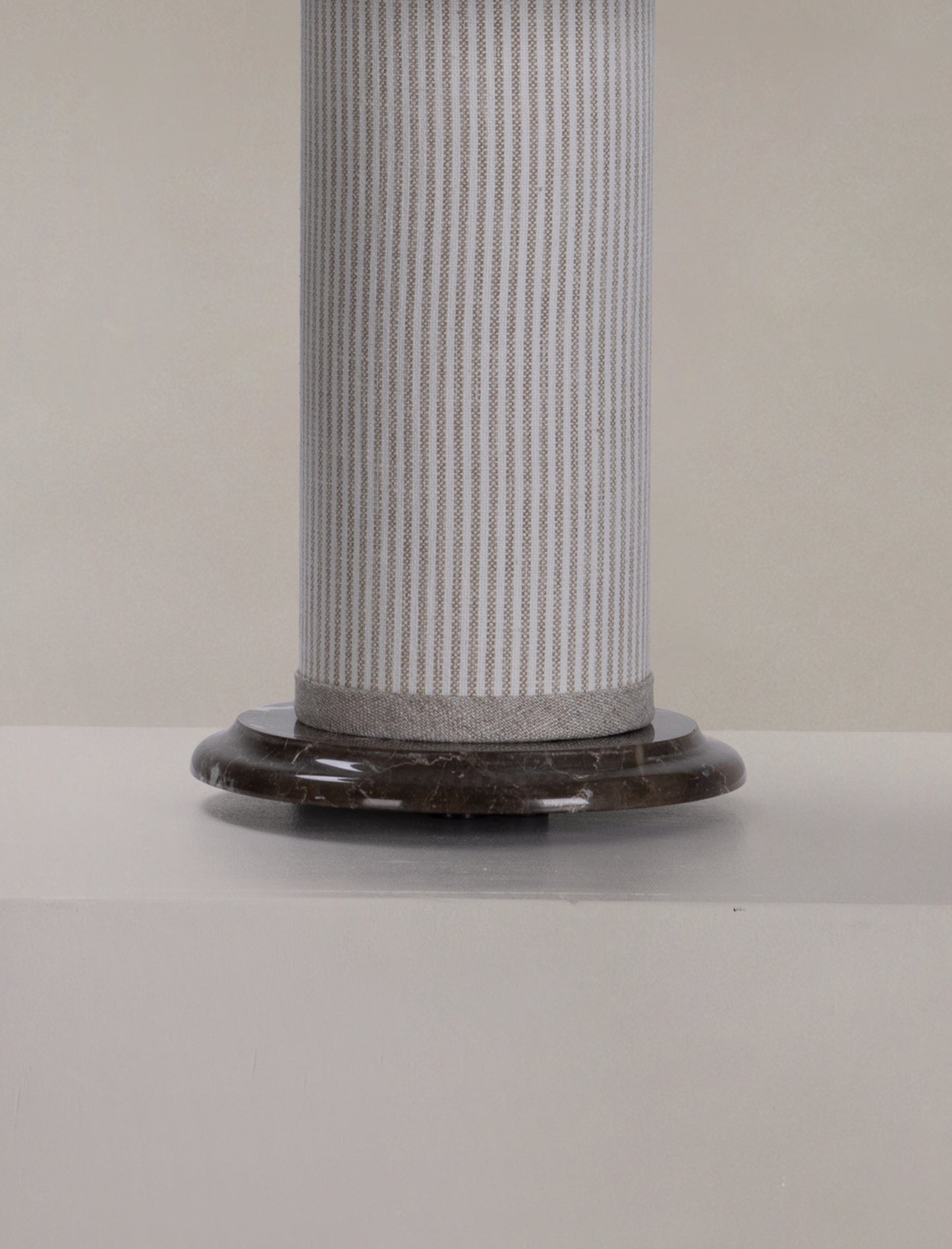 The little COLUMN table lamp in linen